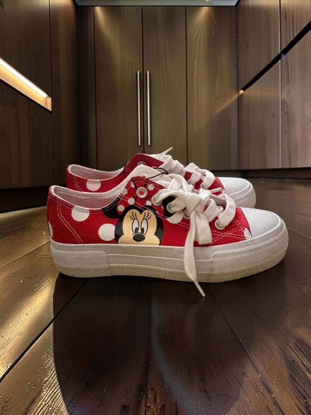 Disney Minnie Mouse Platform Sneaker Size 7 Red White Polka Dot
